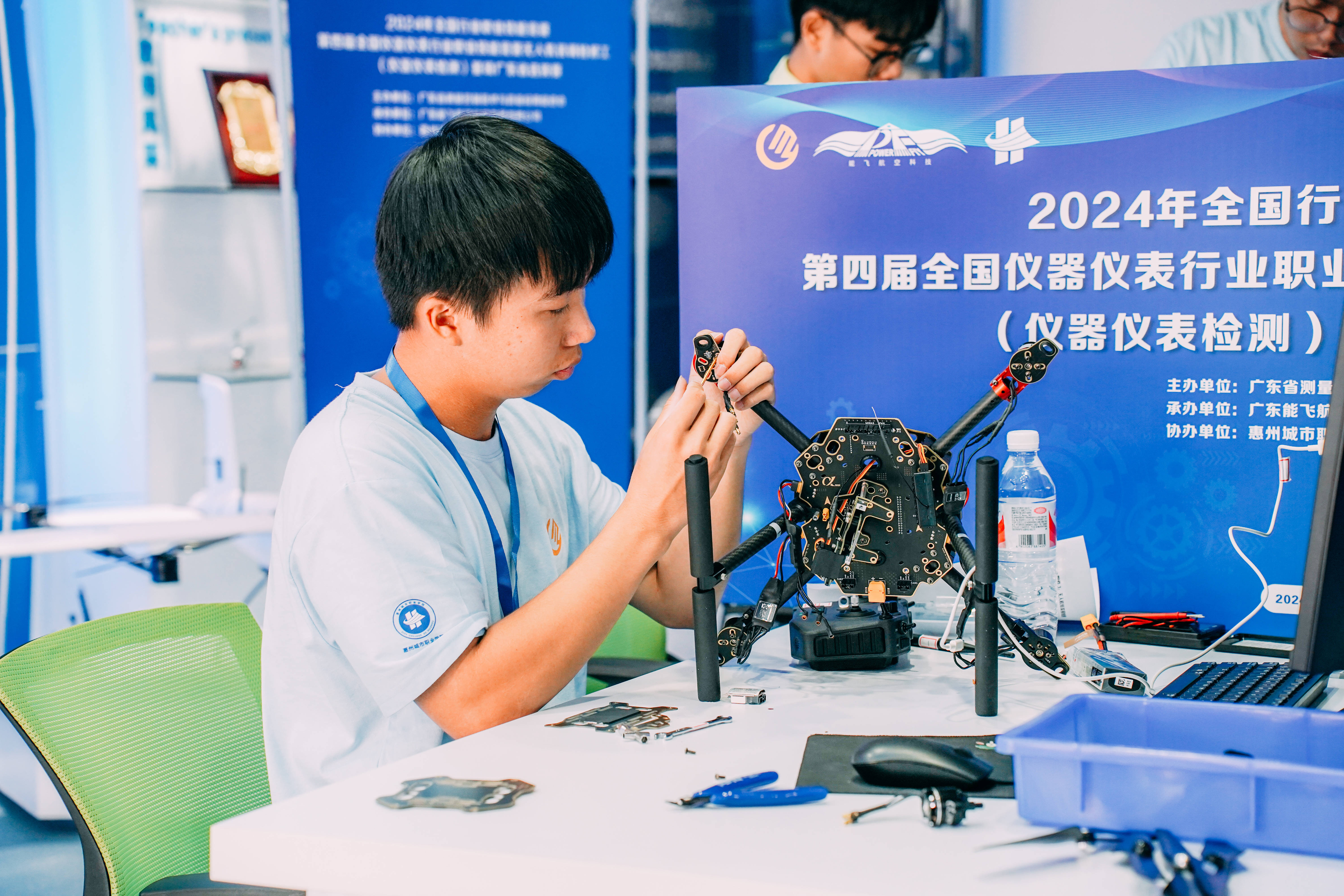 关于大型无人机飞行赛，科技助力新型运动体验的信息