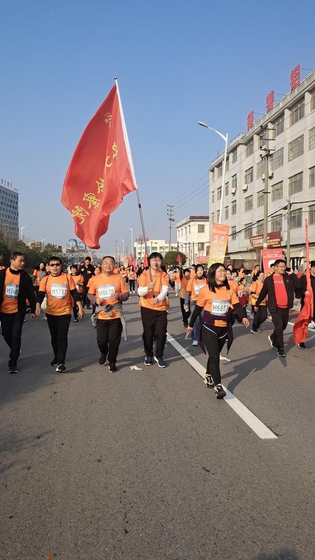 马拉松接力赛，团结拼搏赢得喝彩