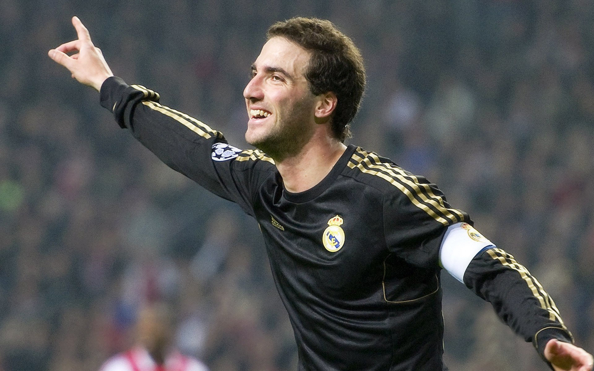 “德甲豪门展开追击战，联盟竞争激烈”，德甲巡礼